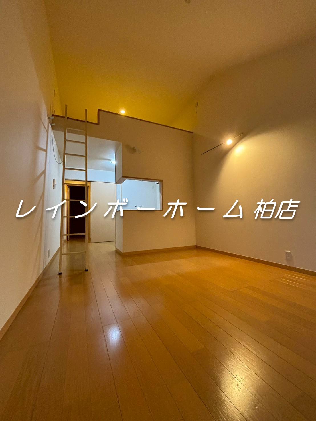 居室・リビング　こちらの居間で趣味の時間をお楽しみください
