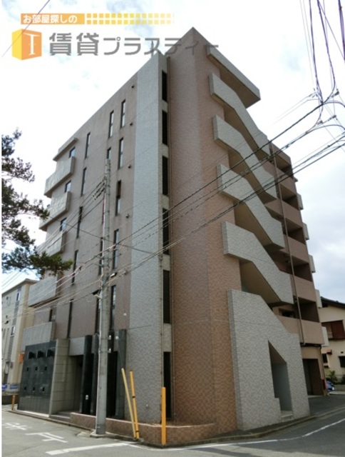 建物外観　住宅地に佇む鉄筋構造マンションです。