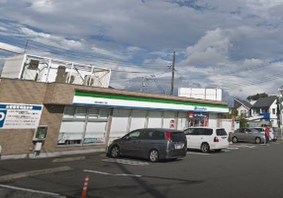 コンビニ　ファミリーマート　海老名中新田5丁目店（コンビニ）まで1000m