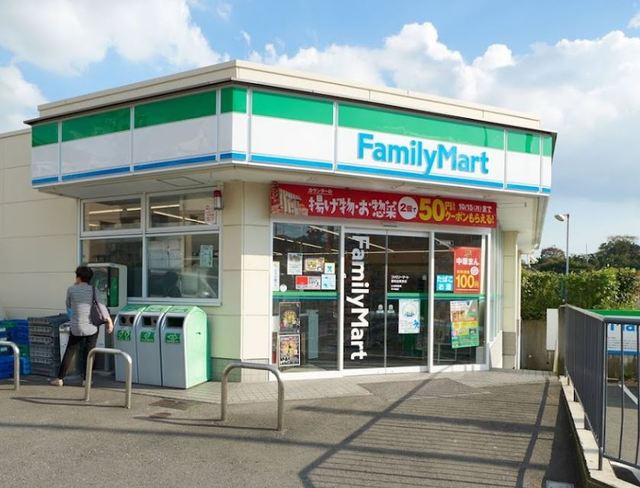 コンビニ　ファミリーマート都筑加賀原店（コンビニ）まで563m
