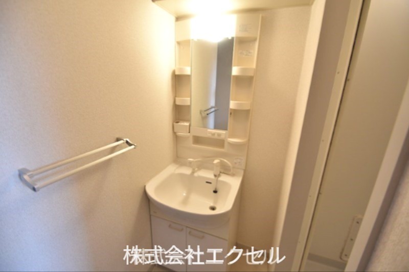 洗面設備　朝に便利な独立洗面台完備です。