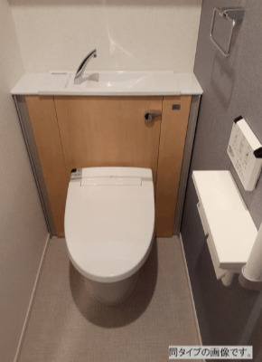 トイレ　落ち着いた色調のトイレです