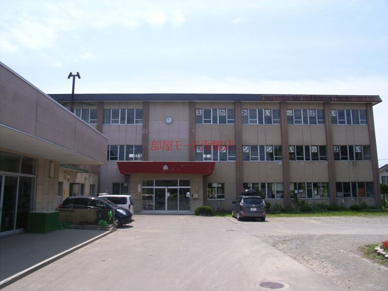 小学校　函館市立中央小学校（小学校）まで876m