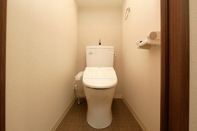 トイレ　落ち着いた色調のトイレです