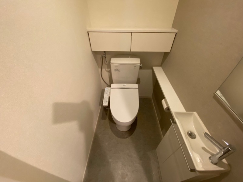 トイレ　こちらはトイレです。清潔感があり、安心して使用できます。