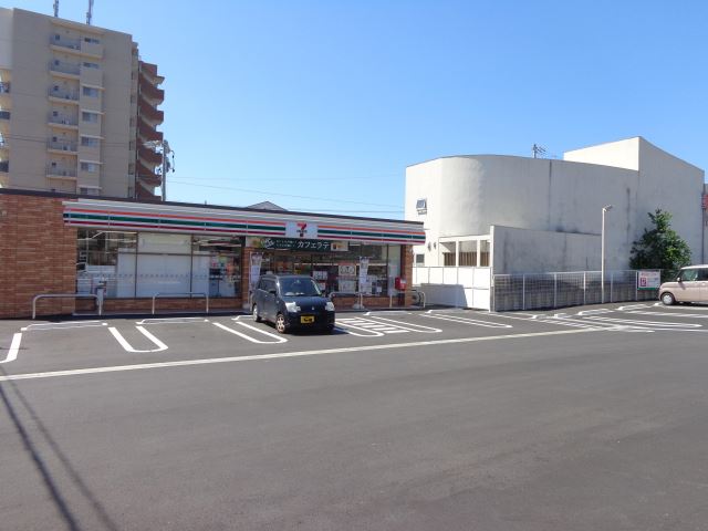 コンビニ　セブンイレブン（コンビニ）まで470m