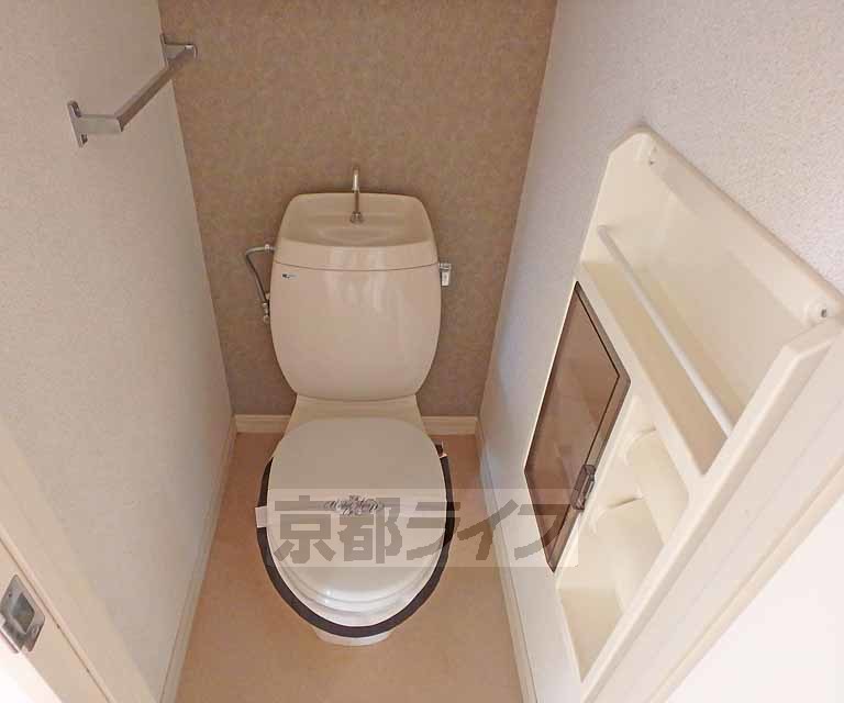 トイレ　小物収納があり便利です。