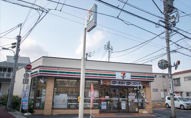 コンビニ　セブンイレブン（コンビニ）まで587m