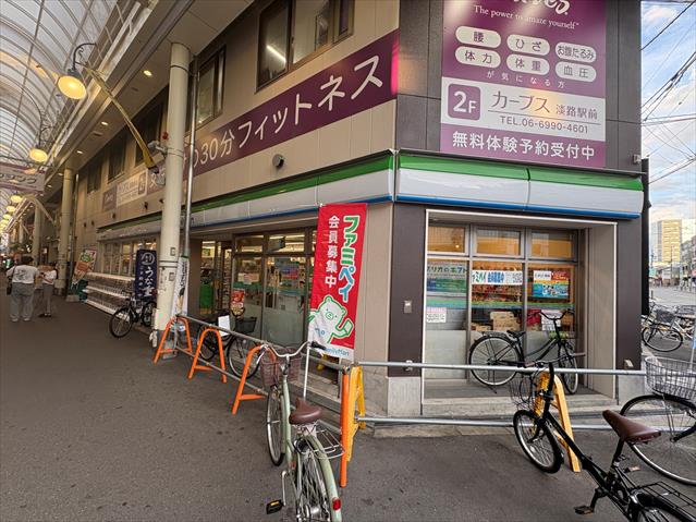 コンビニ　ファミリーマート（コンビニ）まで394m