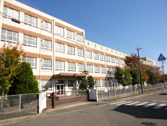 小学校　名古屋市立表山小学校（小学校）まで1045m