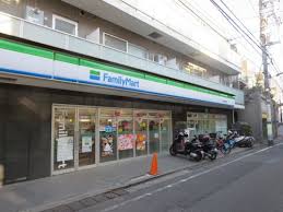 コンビニ　ファミリーマート西麻布霞町店（コンビニ）まで229m
