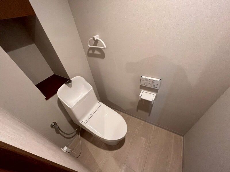 トイレ　落ち着いた色調のトイレです