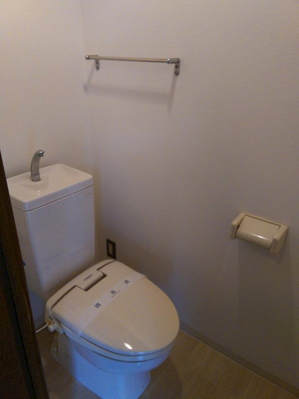 トイレ　同建物同号室の室内写真です。