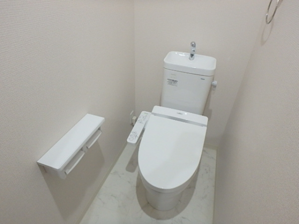 トイレ　ウォシュレット完備。暖房便座なので寒い冬でも心地よく座れます