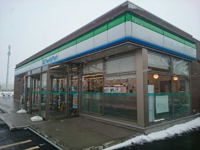コンビニ　ファミリーマート新津川口店（コンビニ）まで900m