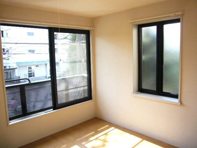 居室・リビング　２面採光なのでとても明るいお部屋です♪
