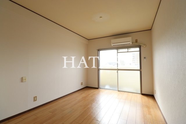 居室・リビング　同物件別部屋です。
