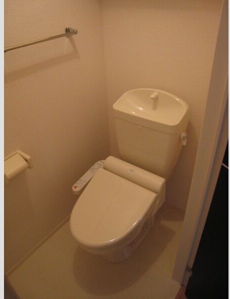 名鉄常滑線 朝倉駅 徒歩6分 2階建 築17年のトイレ写真