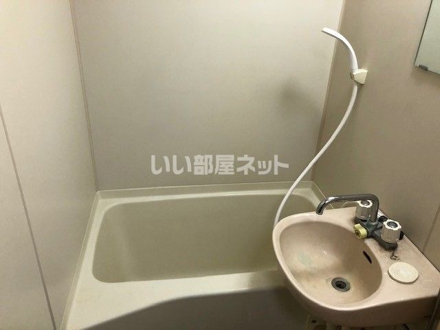名鉄各務原線 新那加駅 徒歩8分 6階建 築33年の風呂写真