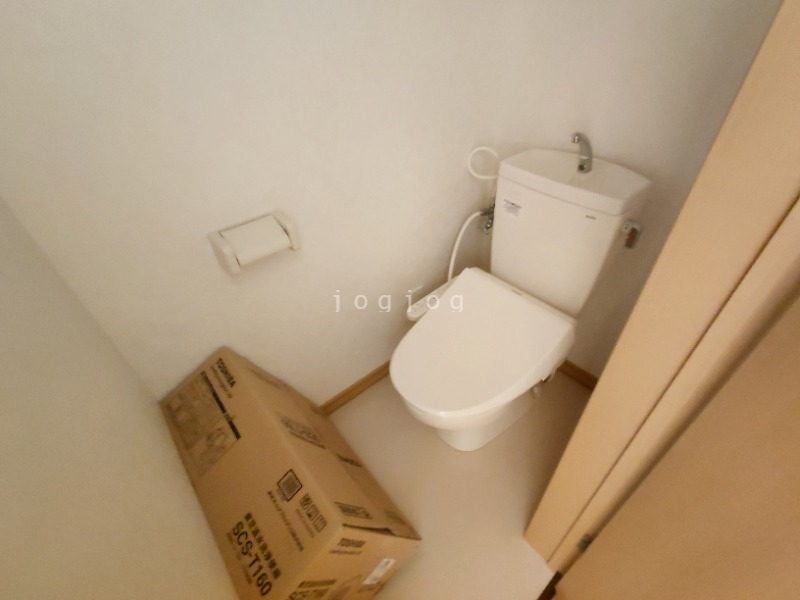 トイレ　嬉しい温水洗浄便座付きのトイレです。