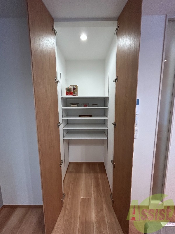 収納　収納は各部屋にございます。こちらはキッチン横の収納です。