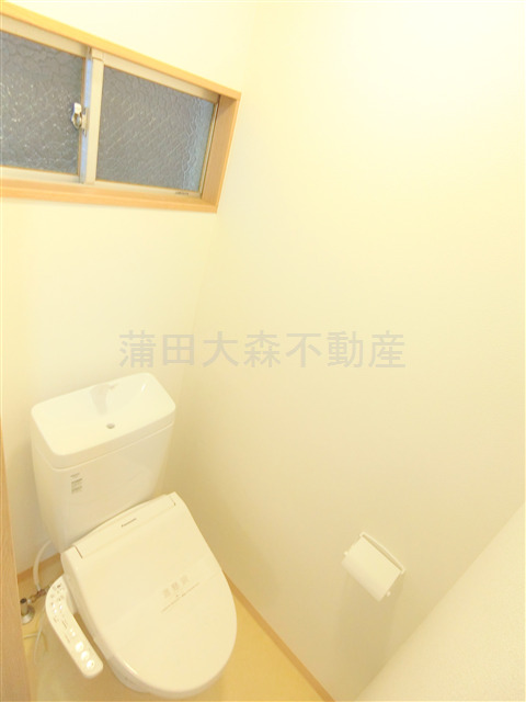 トイレ　窓と温水洗浄便座付きのトイレ