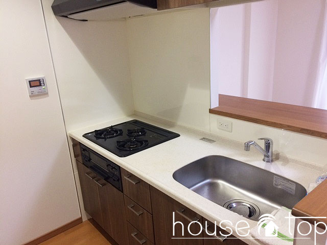 キッチン　3口ガスコンロ付！食器棚も収納可能な独立型キッチン♪