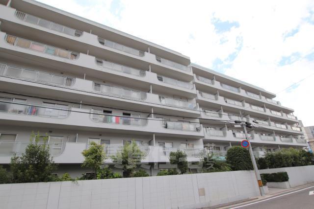 【日商岩井牛田マンションの建物外観】