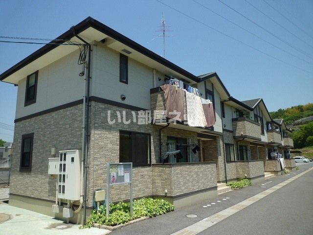 尾道市西藤町のアパートの建物外観