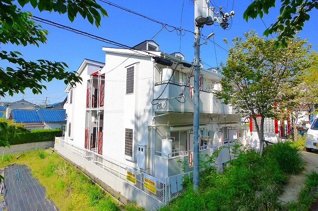 奈良市法蓮町のアパートの建物外観