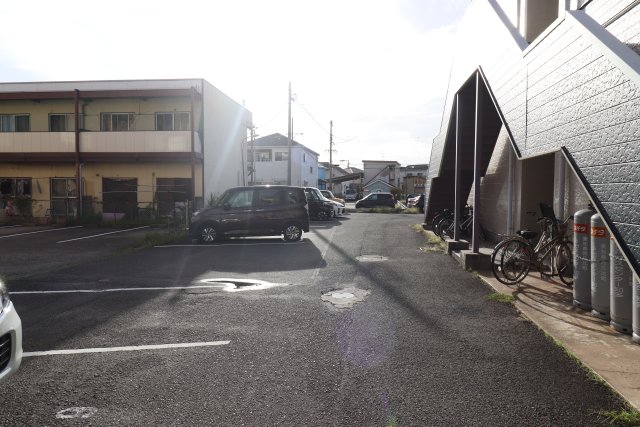 【高浜市論地町のアパートの駐車場】