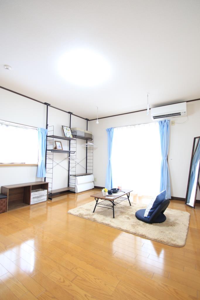 居室・リビング　角部屋で明るい洋室です