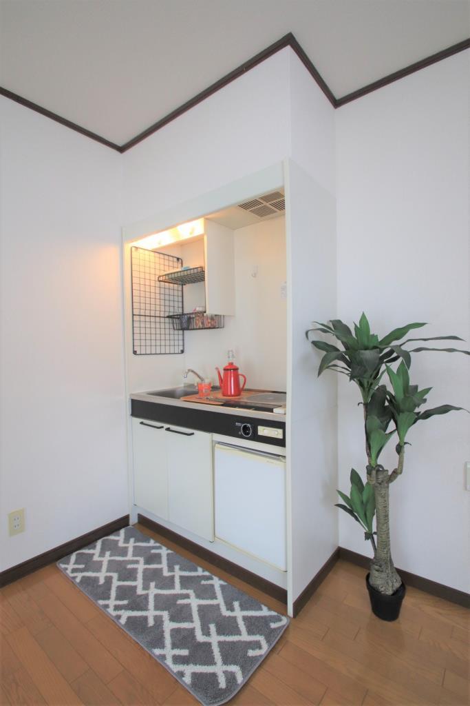 キッチン　通常の冷蔵庫も置けます