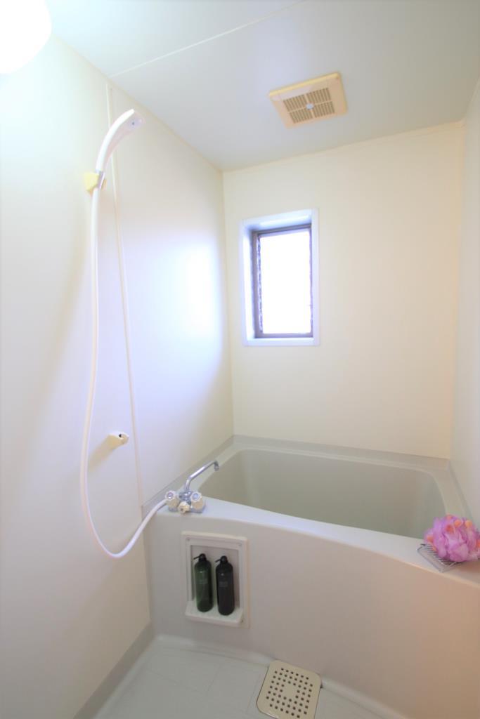 バス・シャワールーム　窓付きの浴室