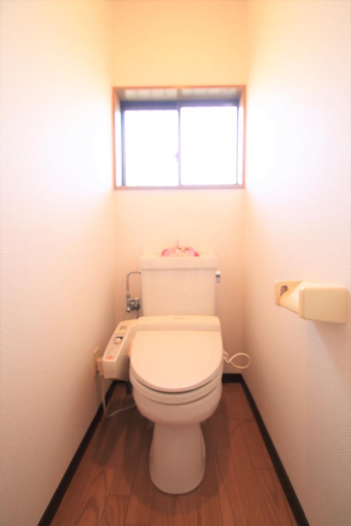 トイレ　窓付き・温水洗浄便座付き