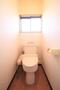 トイレ　窓付き・温水洗浄便座付き