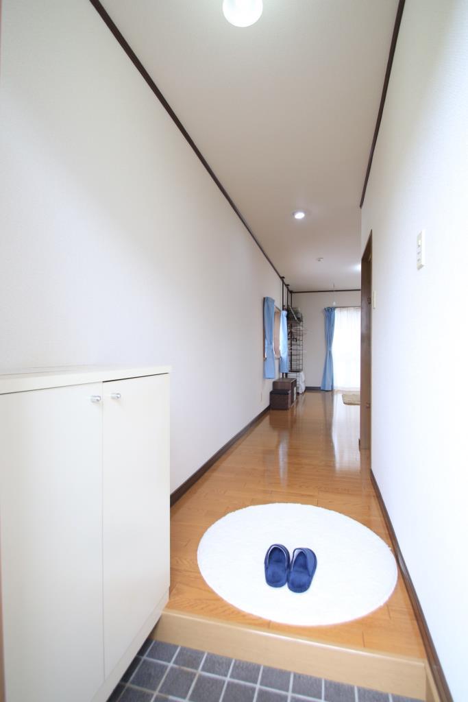 玄関　下駄箱付き