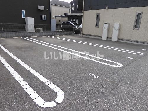 【加東市多井田のアパートの駐車場】