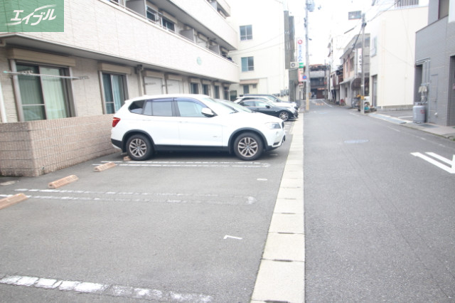 【アンジュの駐車場】