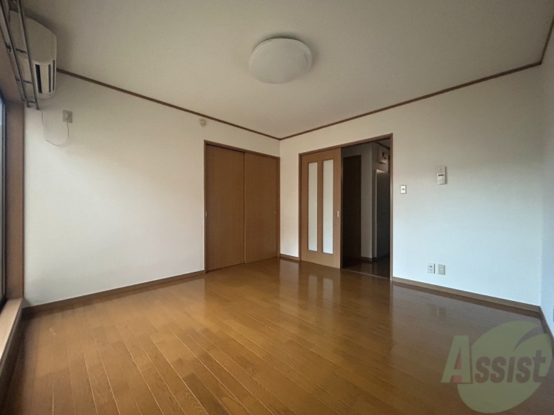 居室・リビング　綺麗なフローリングの８帖のお部屋になります。