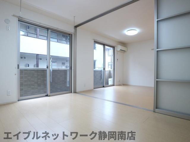 その他設備　こちらの居間で趣味の時間をお楽しみください