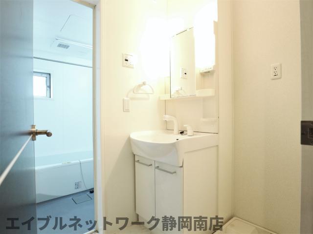 洗面設備　明るい洗面所です