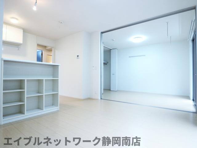 居室・リビング　こちらのリビングで趣味の時間をお楽しみください