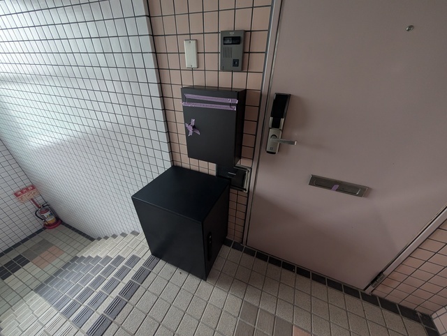 玄関　各世帯に宅配ボックス付きです！