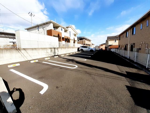 【仙台市太白区西の平のアパートの駐車場】