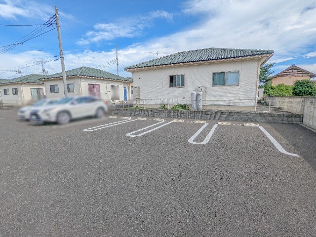 【太田市由良町のアパートの駐車場】