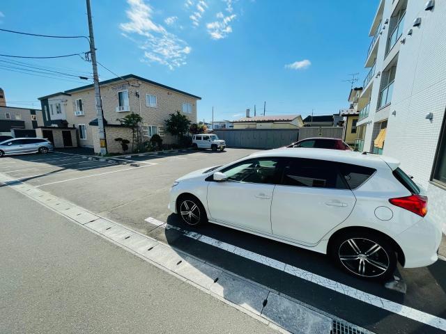 【函館市富岡町のマンションの駐車場】