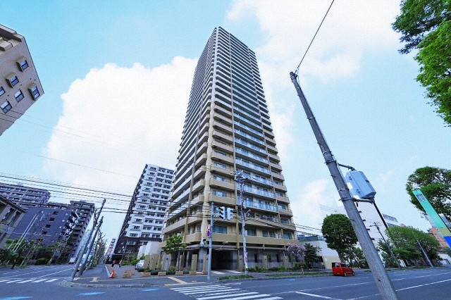 札幌市中央区北三条西のマンションの建物外観