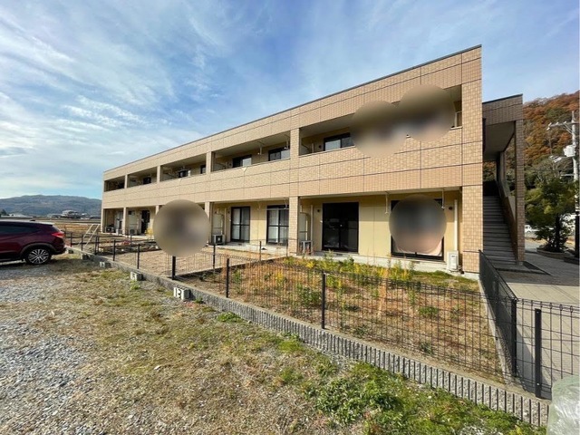 岡山市北区建部町吉田のアパートの建物外観