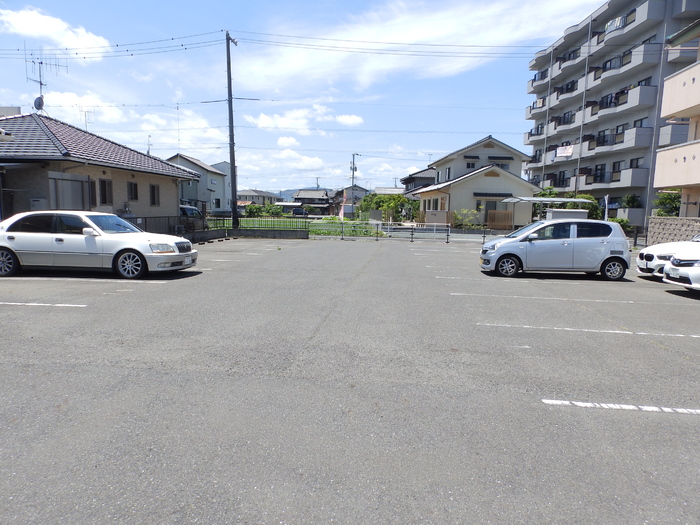 【福山市東川口町のアパートの駐車場】